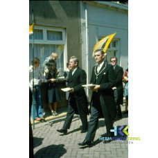 Processie met burg Habes